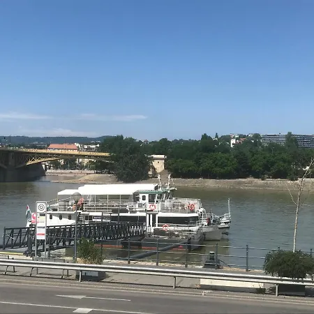 Nick's Apartment-spacious, And Quiet, By Margit Bridge * 布达佩斯