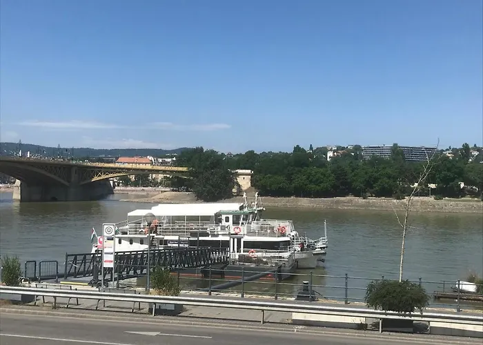 Nick's Apartment-spacious, And Quiet, By Margit Bridge * Budapesta